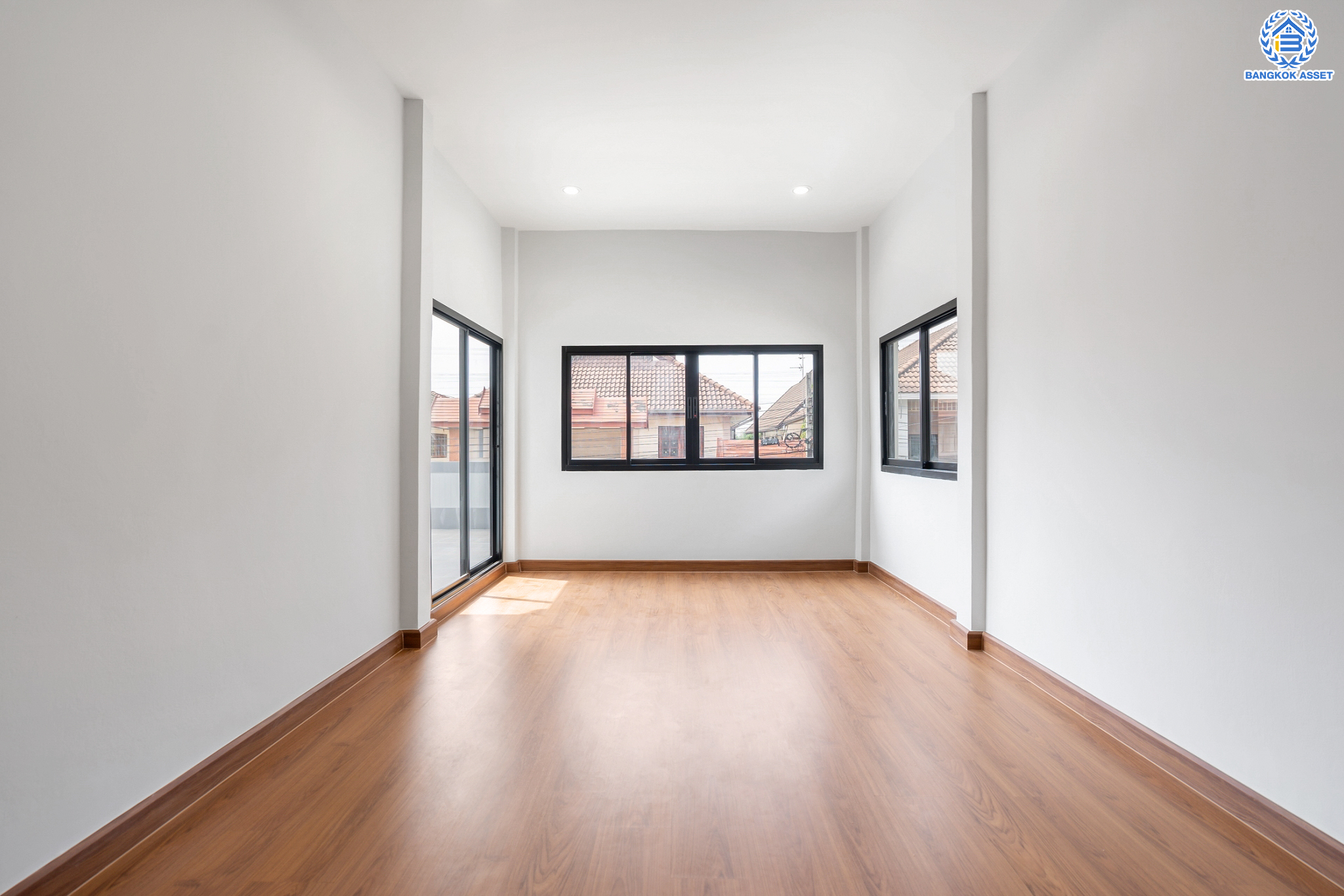 บ้านมือสองตกแต่งใหม่ ม.บูรพา12 ดอนเมือง บ้านเดี่ยว เนื้อที่ 50 ตร.ว. ฟังก์ชัน 4 ห้องนอน 2 ห้องน้ำ จอดรถได้ 2 คัน บนทำเลดีที่สุด ใกล้สนามบินดอนเมือง ทางด่วน "ศรีสมาน" และรถไฟฟ้าสายสีแดง "สถานีดอนเมือง"...